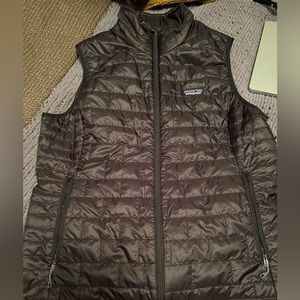 Women’s Patagonia light weight vest. Size XL